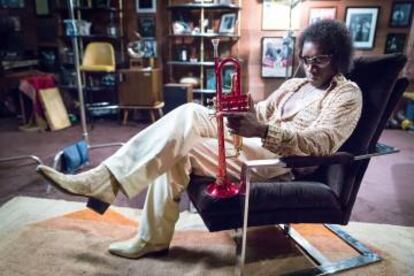 Don Cheadle caracterizado como Miles Davis en 'Miles ahead'.