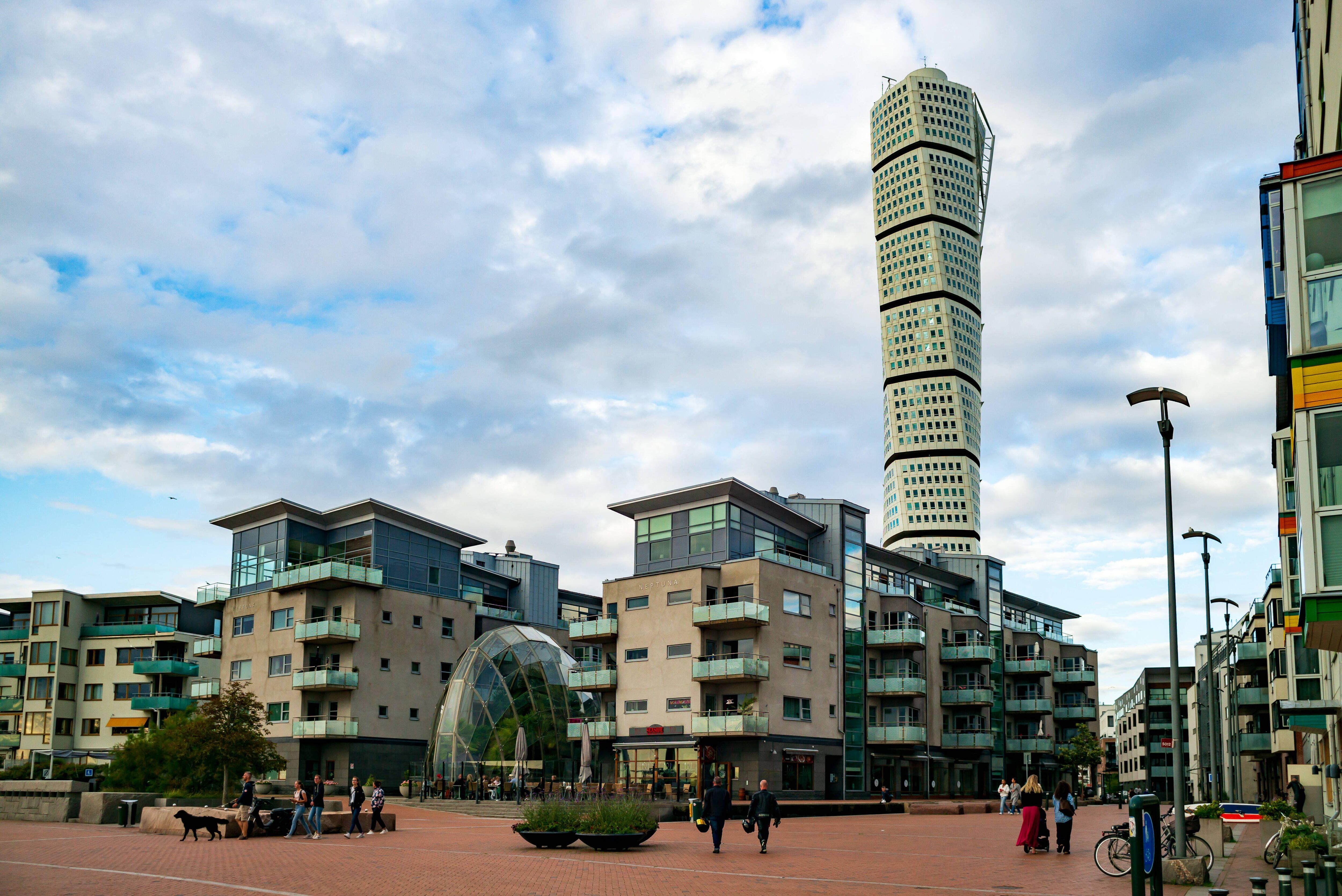 Vista del edificio Turning Torso, un rascacielos curvado proyectado por Santiago Calatrava, en Malmö.