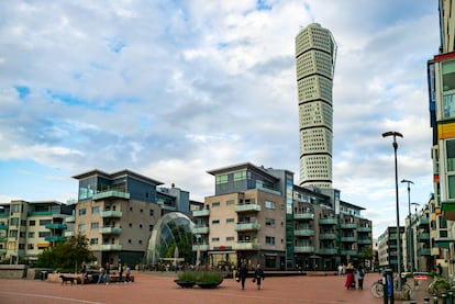 Vista del edificio Turning Torso, un rascacielos curvado proyectado por Santiago Calatrava, en Malmö.