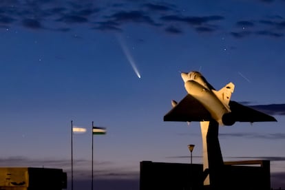 El cometa Tsuchinshan-ATLAS es avistado este viernes desde el Memorial Malvinas en Río Negro, Argentina.