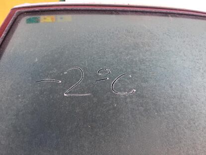Luis, un agricultor que vive en Torquemada (Palencia), ha escrito en su limpiaparabrisas la temperatura que hacía al coger su coche esta mañana.