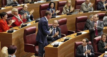 Diputados del PP aplauden a Antonio Clemente al ser elegido secretario de la Mesa de las Cortes.