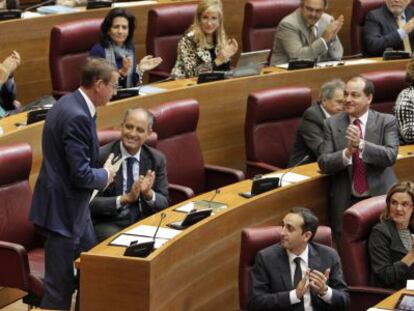 Diputados del PP aplauden a Antonio Clemente al ser elegido secretario de la Mesa de las Cortes.