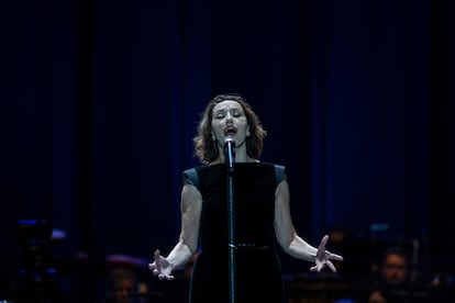 Un momento del recital de Luz Casal arropada por la Real Filharmonía de Galicia.