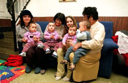 La madre, María Luisa Costa; la hija mayor, Estefanía, y las dos abuelas con los cuatro niños.