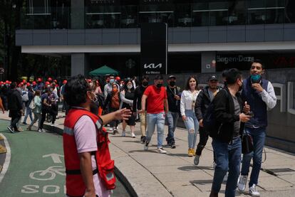 En la zona de oficinas de Paseo de la Reforma al centro de Ciudad de México, se realizó la evacuación con ayuda de los brigadistas voluntarios.