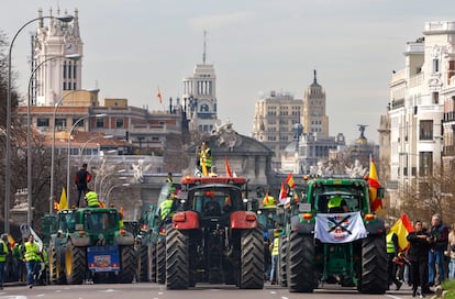 Varios tractores llegan a la Puerta de Alcalá de Madrid, este miércoles. 