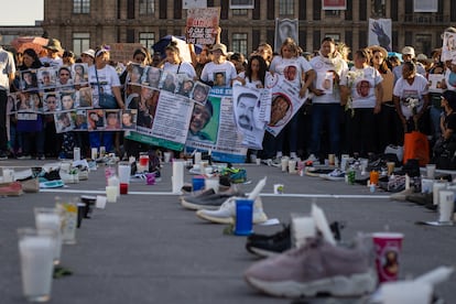 En diferentes puntos del Zócalo se instalaron cientos de zapatos, haciendo referencia a las imágenes que esta semana se hicieron populares en redes sociales, donde se muestran los pares de zapatos de las víctimas que fueron asesinadas en el rancho de Teuchitlán. 