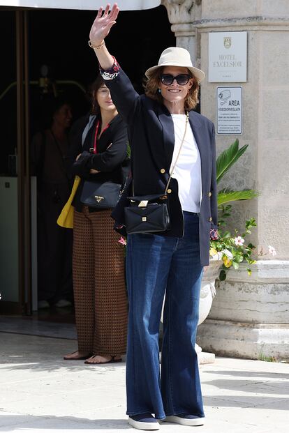 Sigourney Weaver, de Valentino a su llegada a Venecia, en vaqueros y protegida del sol con un gorro.