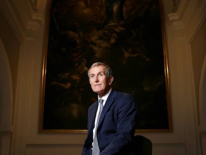 Neil MacGregor en la capilla del Museo de Historia de Madrid.