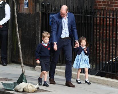 El príncipe Jorge y la princesa Carlota camino del hospital junto a su padre, Guillermo de Inglaterra, para conocer a su nueva hermano. 