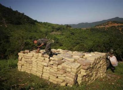 Soldados mexicanos preparan la quema de toneladas de marihuana que se encontraron en un laboratorio de drogas en una zona montañosa.