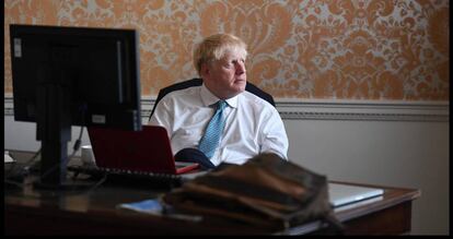 Boris Johnson prepara seu discurso antes de se reunir com a rainha Elizabeth II.