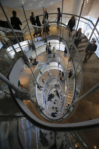 Monumental escalera helicoidal suspendida prácticamente en el aire domina el amplio vestíbulo del Teatro Mariinski II.