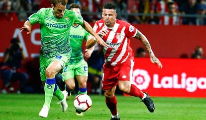 Canales conduce el balón ante Aday.