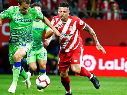 Canales conduce el balón ante Aday.