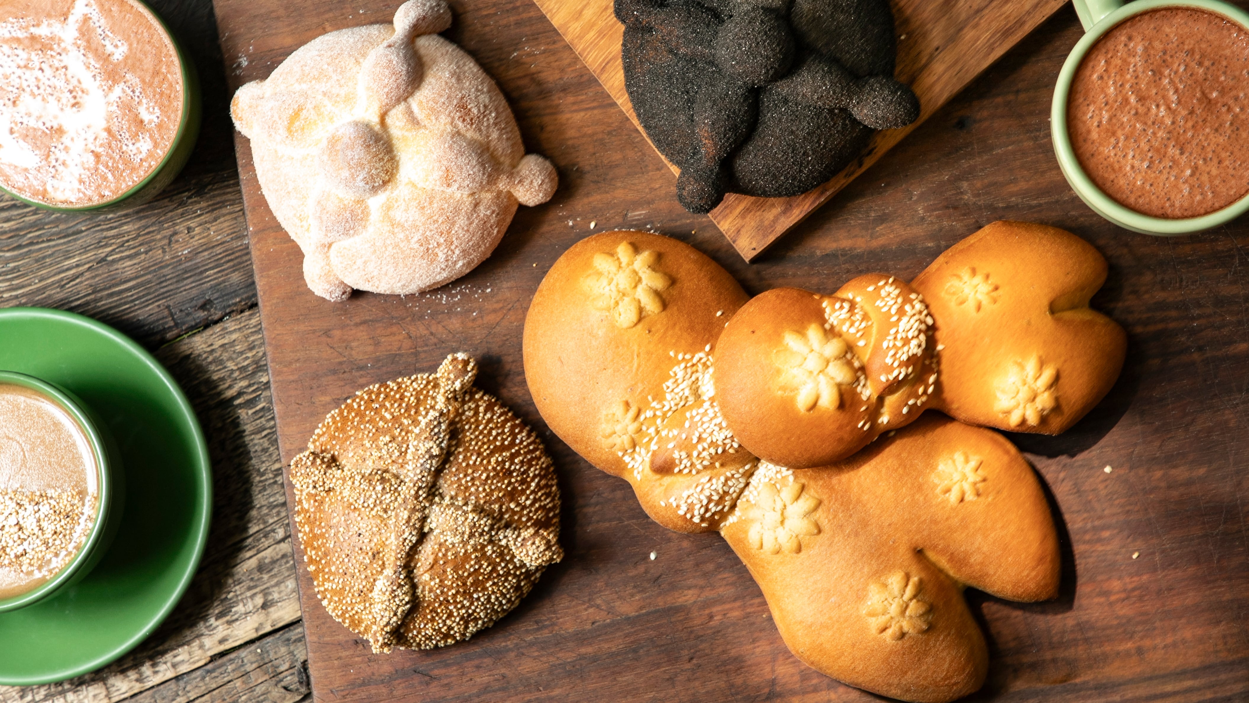 Ánimas, pan tradicional de la Sierra Norte de Oaxaca, pan de muerto de amaranto, de azúcar y de ceniza de totomoxtle, de Rosetta.