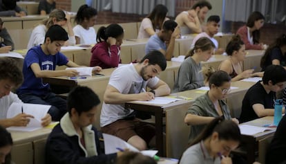 Estudiants iniciant la selectivitat, aquest dimecres a la Facultat d'Econòmiques de la UB.