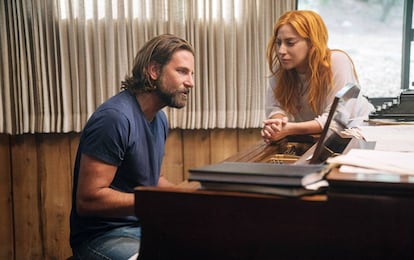 Lady Gaga con Bradley Cooper, en un fotograma de la película 'Ha nacido una estrella'.