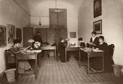 Personal femenino de la Oficina de la Guerra Europea, en el Palacio Real, en una fotografía tomada por Campúa.