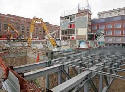 En el centro, la parte del edificio que quedó en pie tras la demolición del pasado sábado. En primer término, las obras del garaje.