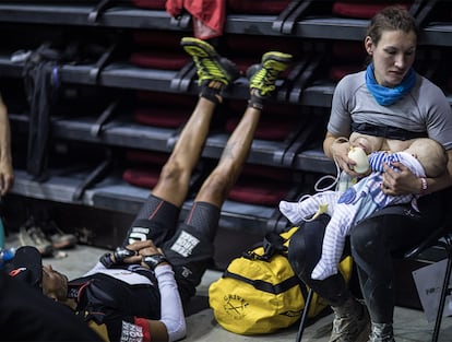 Sophie Powe dando de mamar a su hijo en uno de los avituallamientos.