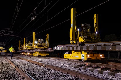 Trabajos de instalación de nuevos desvíos en el entorno de la estación de Ciudad Real, en la línea Madrid-Sevilla.