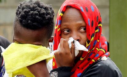 Parientes de una de las personas asesinadas en el atentado de Nairobi. 