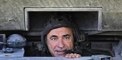 Sainz conduce un tanque del Ejército español, en su estreno como asesor de conducción de la Brigada Acorazada Guadarrama XII de El Goloso (Madrid), el 29 de abril de 2014.