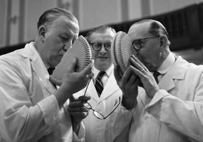 Dos jueces durante una exhibición de pastelería británica en Londres, en 1961.