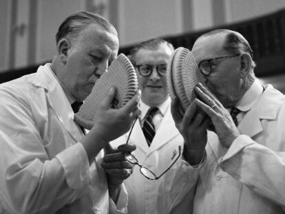 Dos jueces durante una exhibición de pastelería británica en Londres, en 1961.
