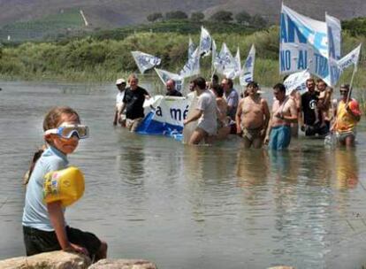 Un momento del chapuzón colectivo en el río Júcar, ayer por la mañana en el azud de Antella.