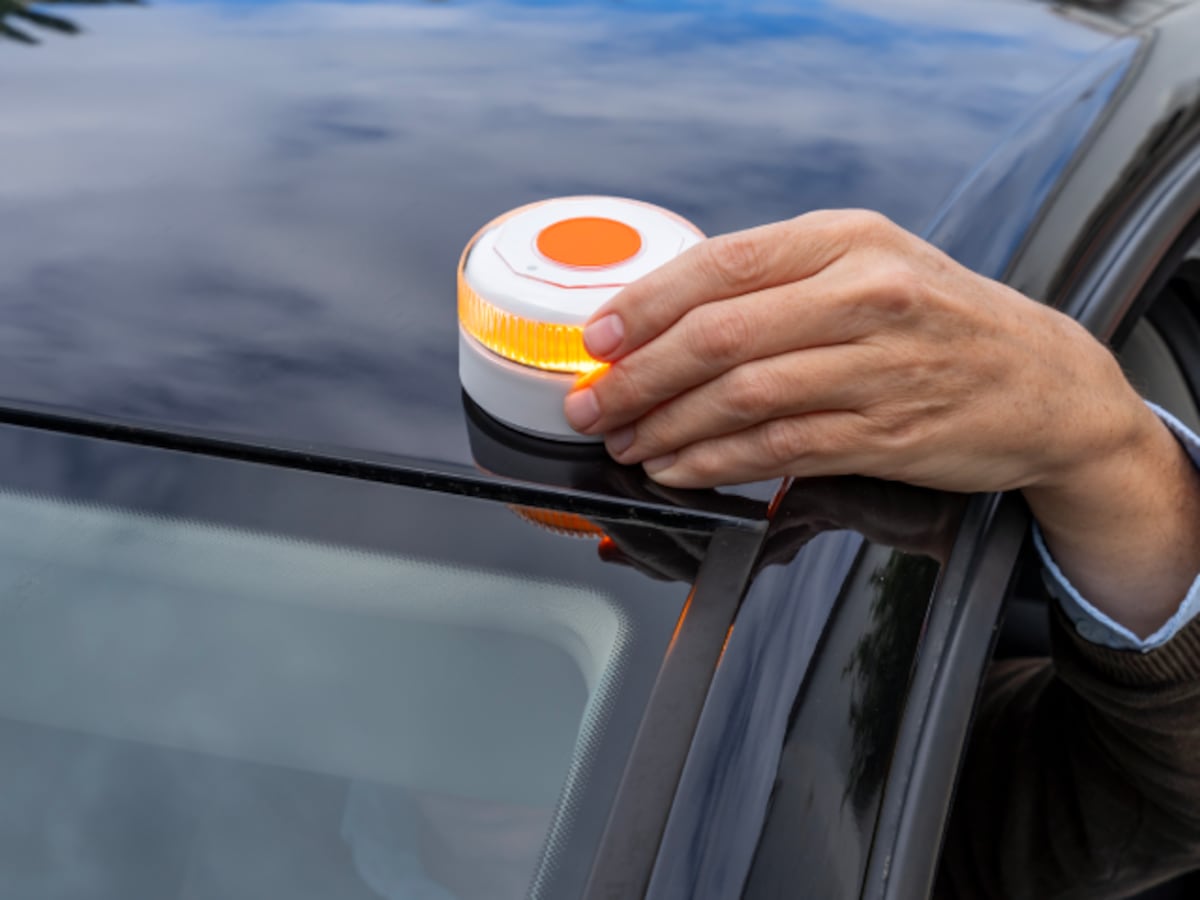 Facua acusa a la DGT de apoyar un “fraude masivo” en las balizas V-16 y Tráfico señala a una sentencia del Supremo