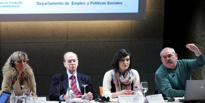 Ibon Areso, en el centro, en la apertura del encuentro de la Red de Ciudades Interculturales celebrado este lunes en Bilbao. 