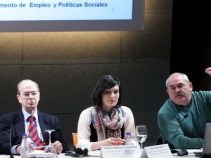 Ibon Areso, en el centro, en la apertura del encuentro de la Red de Ciudades Interculturales celebrado este lunes en Bilbao. 