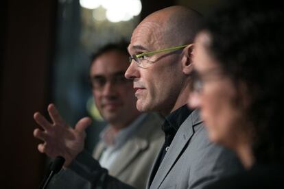 Romeva, entre Rull i Rovira, a la roda de premsa.