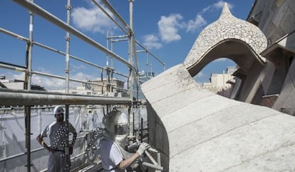 Un t&eacute;cnico lanza un chorro para limpiar la suciedad de la fachada de La Pedrera de Gaud&iacute;.