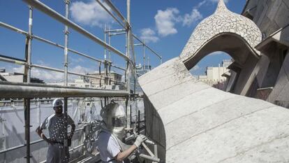 Un técnico lanza un chorro para limpiar la suciedad de la fachada de La Pedrera de Gaudí.