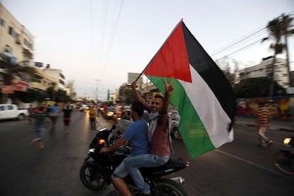 Un palestino muestra la bandera palestina durante las manifestaciones de este martes en la franja de Gaza.