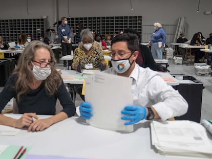 Trabajadores electorales de Georgia, durante el recuento de votos esta semana en Atlanta.