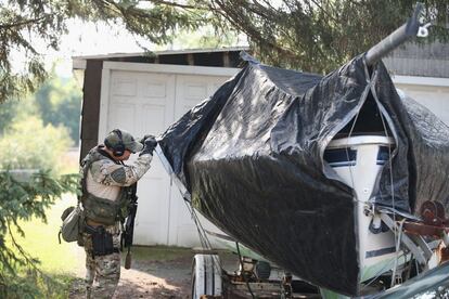 FOX LAKE, IL - SEPTEMBER 01: Police officers search an area for suspects involved in the shooting death of an officer September 1, 2015 in Fox Lake, Illinois. A manhunt for three suspects is underway after an officer from Fox Lake Police was shot and killed this morning.   Scott Olson/Getty Images/AFP
== FOR NEWSPAPERS, INTERNET, TELCOS & TELEVISION USE ONLY ==