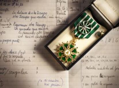 Sobre un cuaderno de anotaciones de la cantante, la Medalla de la Orden de las Artes y las Letras de Francia que se le otorgó en 2009