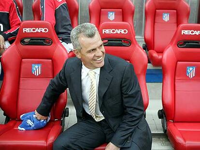 Javier Aguirre, en el banquillo de Osasuna, en el Calderón, en el último partido frente al Atlético.