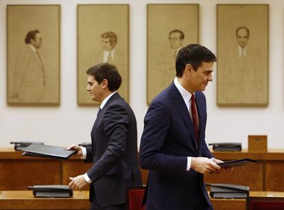 Pedro Sánchez, secretario general del PSOE, y Albert Rivera (i), presidente de Ciudadanos, en la firma del pacto de investidura y legislatura entre ambas formaciones para apoyar a Sánchez como presidente del Gobierno, el 24 de ebrero de 2016.