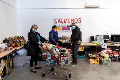 Sonia del Rio, Feliciano y Juan Rodriguez, del banco de alimentos de Casa de la Cultura de Chamberi.