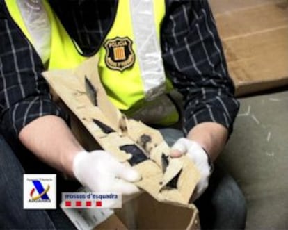 Los Mossos d´Esquadra interceptan un cargamento de heroína oculto en cajas de pelotas de fútbol.