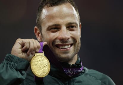 Pistorius posa con el oro de los 400m logrado en los Paralímpicos de Londres el pasado verano.