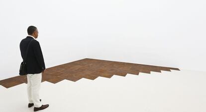 Las obras de Carl Andre, como esta metálica, ocupan el espacio del Palacio de Velázquez que programa el Museo Nacional Reina Sofía.