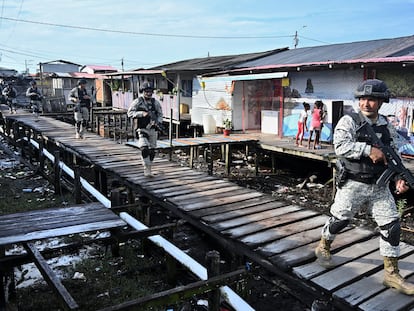 Elementos de la Marina colombiana patrullan las calles de Tumaco, uno de los municipios más peligrosos del país.