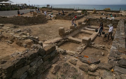 La factoría de salazones descubierta en Baelo Claudia por la Universidad de Cádiz cuenta con nueve piletas y aparecido en el barrio sur del yacimiento, en la zona más cercana a los chiringuitos.